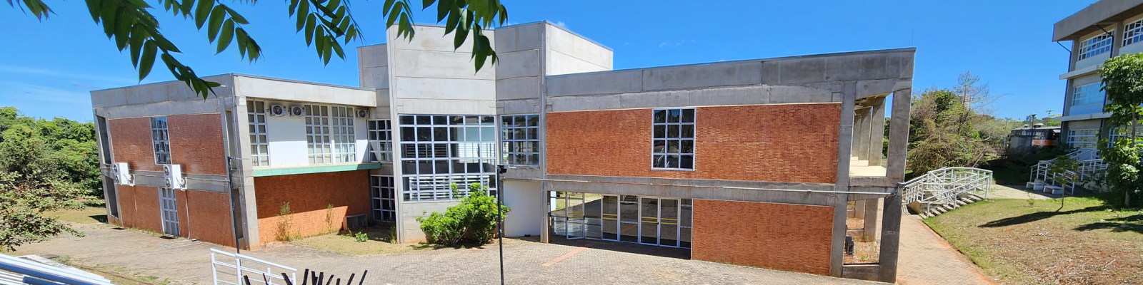 Vista frontal do prédio do Centro de Ciências em Gestão e Tecnologia (CCGT) da UFSCar campus Sorocaba